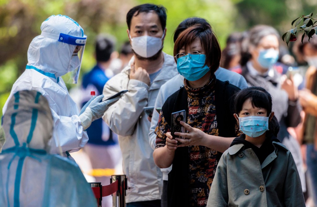Xangai (China), 16/04/2022.- Pessoas fazem fila para testes de Covid-19 em uma comunidade residencial fechada em Xangai, China, 16 de abril de 2022. Xangai relatou em 16 de abril 3.590 novos casos de COVID-19 transmitidos localmente e 19.923 infecções locais assintomáticas, de acordo com a Comissão de Saúde de Xangai. Em 1º de abril de 2022, a cidade entrou em um bloqueio geral por 4 dias. Esses 4 dias se transformaram em 16 dias e contando. As restrições de bloqueio foram levantadas em alguns edifícios residenciais. No entanto, a maioria ainda está bloqueada. A maioria dos serviços de entrega estão bloqueados, levando à falta de possibilidades de comprar alimentos e mantimentos. EFE/EPA/ALEX PLAVEVSKI