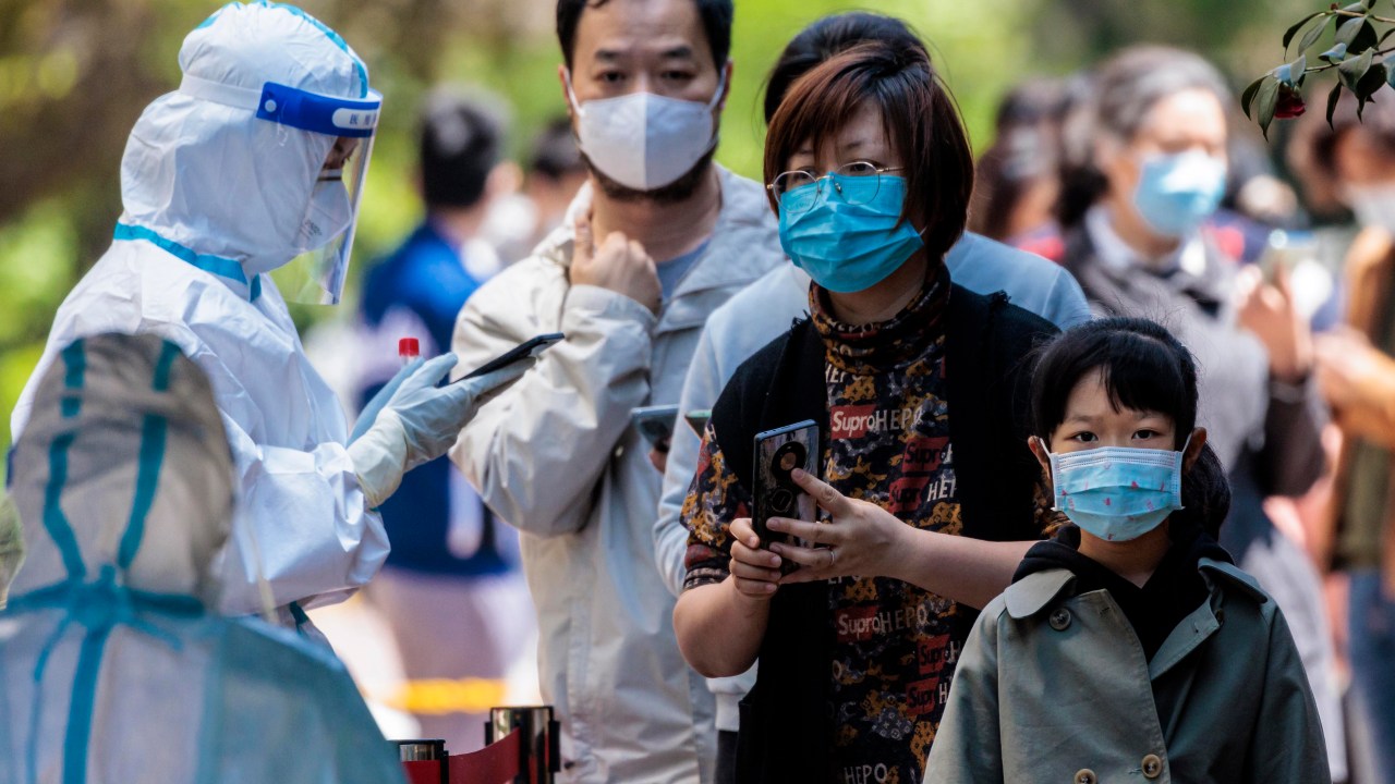 Xangai (China), 16/04/2022.- Pessoas fazem fila para testes de Covid-19 em uma comunidade residencial fechada em Xangai, China, 16 de abril de 2022. Xangai relatou em 16 de abril 3.590 novos casos de COVID-19 transmitidos localmente e 19.923 infecções locais assintomáticas, de acordo com a Comissão de Saúde de Xangai. Em 1º de abril de 2022, a cidade entrou em um bloqueio geral por 4 dias. Esses 4 dias se transformaram em 16 dias e contando. As restrições de bloqueio foram levantadas em alguns edifícios residenciais. No entanto, a maioria ainda está bloqueada. A maioria dos serviços de entrega estão bloqueados, levando à falta de possibilidades de comprar alimentos e mantimentos. EFE/EPA/ALEX PLAVEVSKI