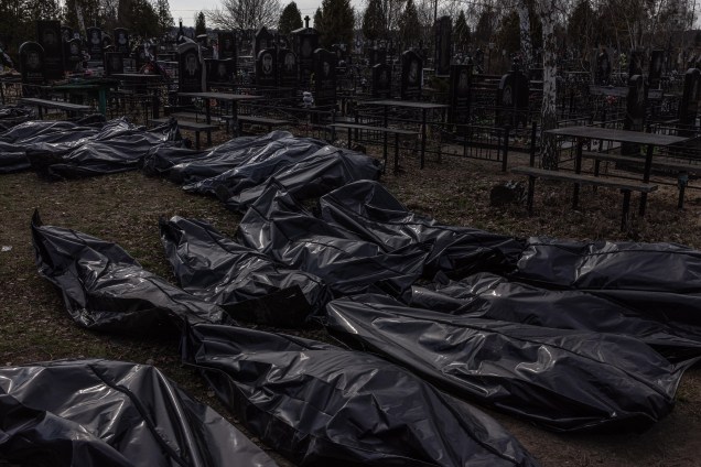 Corpos, que foram levados ao cemitério, em Bucha, noroeste de Kiev, Ucrânia, após um massacre contra civis em 07 de abril de 2022.