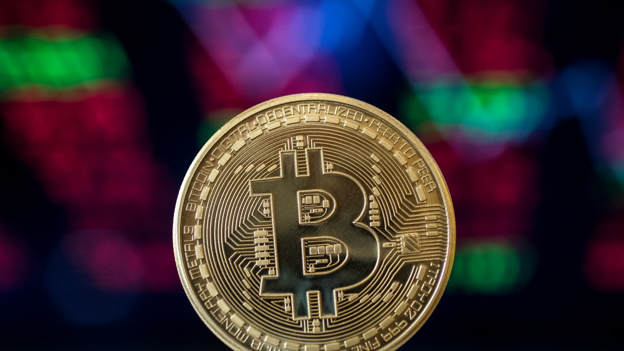 Bitcoin é cotada a US$ 18.028, menor valor em 18 meses -