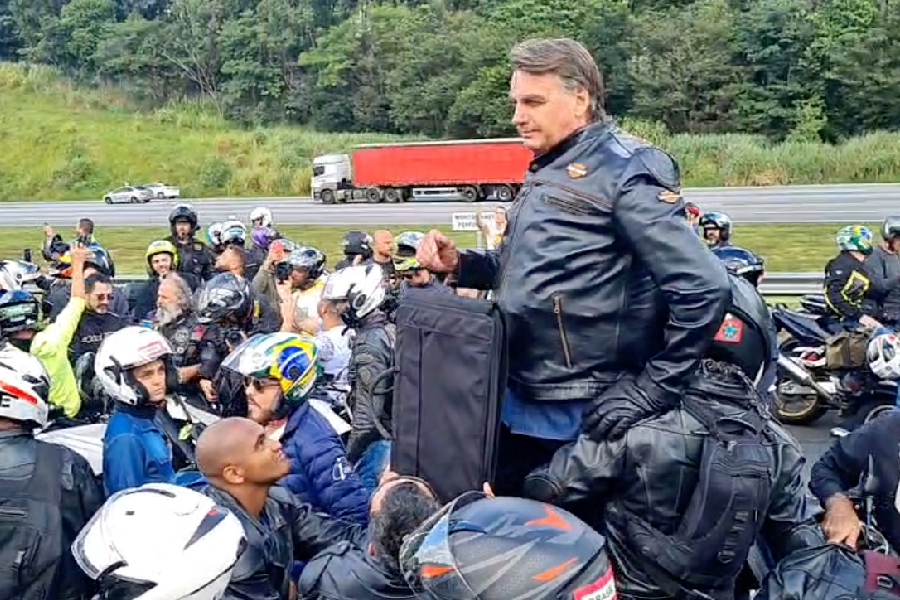 O presidente Jair Bolsonaro durante motociata em São Paulo: revolta com acordo entre TSE e WhatsApp