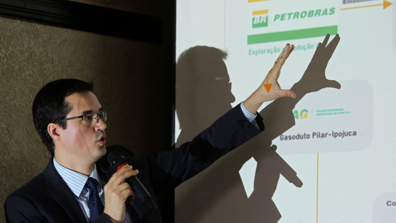 (FILES) In this file photo taken on March 15, 2015 Brazil's Federal Public Ministry prosecutor, Deltan Martinazzo Dallagnol, speaks during a press conference about the Lava Jato operation on the Petrobras corruption scandal, in Curitiba on March 16, 2015. - The UN Human Rights Committee based in Geneva, concluded on April 28, 2022 that former Brazilian president Luiz Inacio Lula da Silva had his right to be tried by an impartial tribunal violated in the anti-corruption Lava Jato (Car Wash) operation, after examining a complaint filed by the leftist's defence. (Photo by Heuler Andrey / AFP)