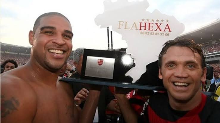 Os jogadores Adriano e Petkovic, durante a conquista do Campeonato Brasileiro pelo Flamengo, em 2009