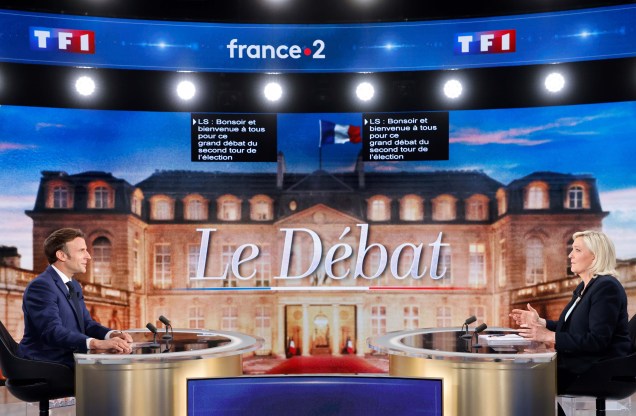 O presidente francês e candidato à reeleição, Emmanuel Macron e a candidata presidencial Marine Le Pen, participam do debate ao vivo na televisão francesa, em Saint-Denis, ao norte de Paris.