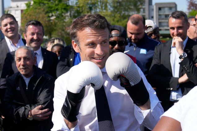 O presidente francês e candidato à reeleição, Emmanuel Macron, usa luvas de boxe no estádio Auguste Delaune em Saint-Denis, nos arredores de Paris.
