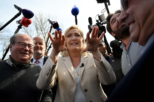 A candidata presidencial, Marine Le Pen, fala à imprensa, durante uma visita `a uma fazenda em Soucy, Borgonha.