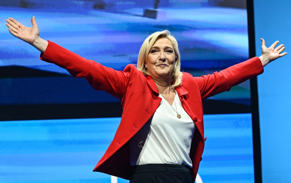 A candidata presidencial, Marine Le Pen, chega para fazer um discurso de campanha, em Avignon em 14 de abril de 2022.