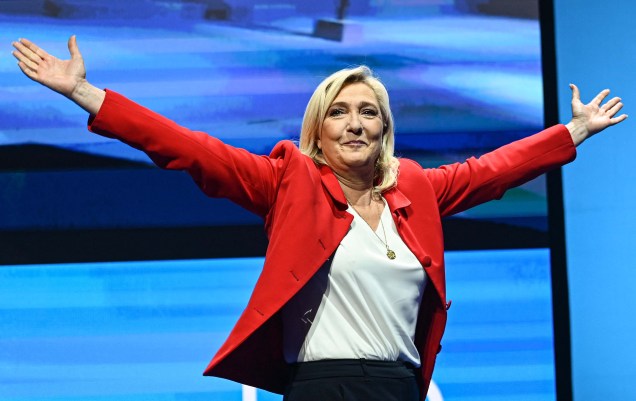 A candidata presidencial, Marine Le Pen, chega para fazer um discurso de campanha, em Avignon em 14 de abril de 2022.