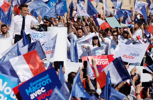 O presidente da França e candidato à reeleição, Emmanuel Macron, agradece o público, em campanha eleitoral em Marselha, sul da França.