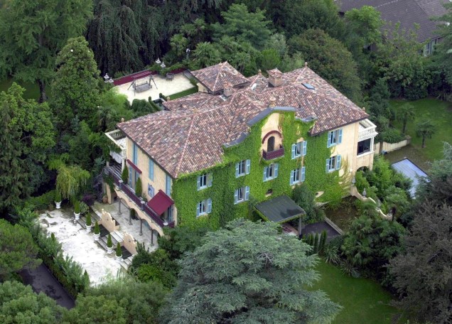 Foto geral da residência da Família de George Harrison na "Ville Collina d'Oro" em Montagnola, Suíça. Em 2003, avaliada em 13,5 milhões de Dólares.
