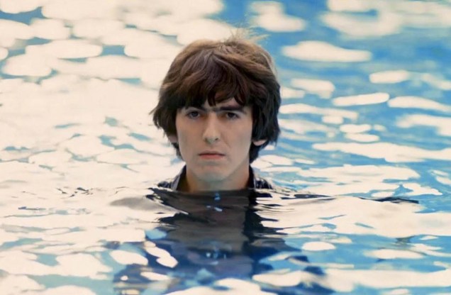 George Harrison, em cena do documentário "Living in the Material World", nos final dos Anos 60.