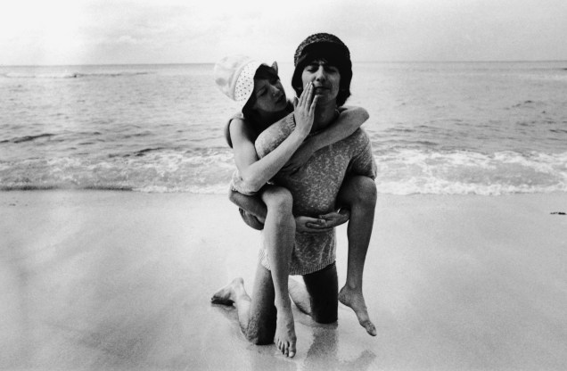 George Harrison e sua primeira esposa, Patti Boyd, em Barbados, nos anos 70.