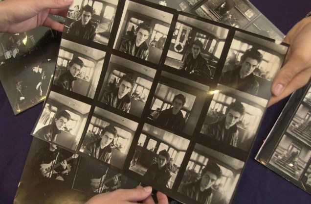 Casa de leilões Bonhams, na Inglaterra, em 2003, exibe contatos fotográficos de George Harrison, durante turnê dos The Beatles `a Hamburgo na Alemanha, em 1961.