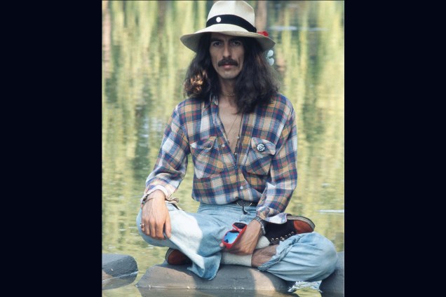 George Harrison, músico e cantor, nos Anos 70, foto tirada para o disco, "The Dark Horse Years".