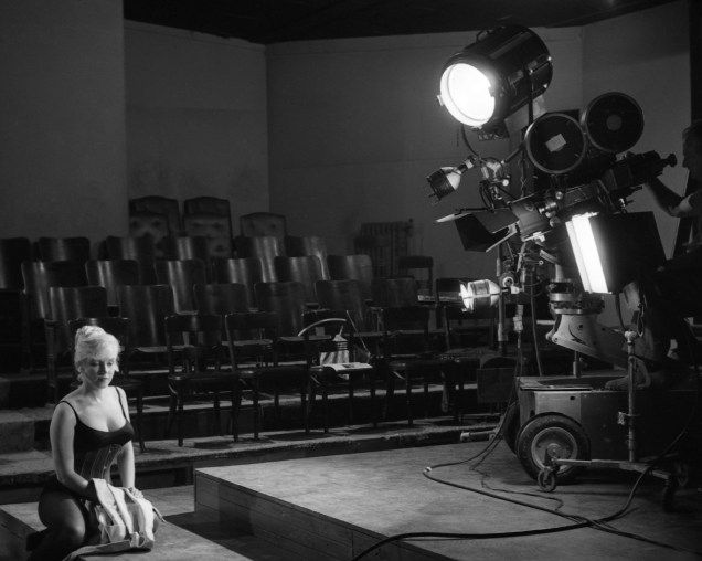 Atriz americana Marilyn Monroe no set da comédia musical 'Let's Make Love', em 1960 -