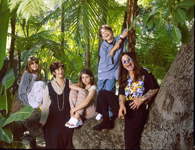 Ozzy Osbourne fotografado com sua família nos terrenos de sua casa em Coldwater Canyon. Da esquerda para a direita estão; Aimee, Sharon Osbourne, Kelly, Jack e Ozzy -