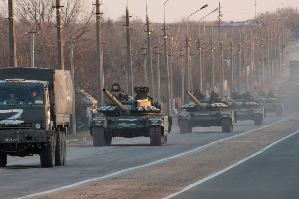 Coluna de tanques da Rússia marcados com o símbolo Z avançam ao longo da rodovia Mariupol-Donetsk. 23/03/2022