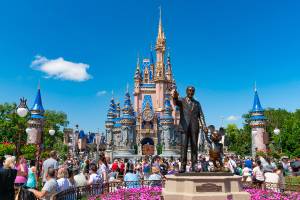 Estátuas do Walt Disney e do Mickey Mouse no Magic Kingdom, em Orlando, Flórida. Complexo Walt Disney World está em celebração pelos seus 50 anos – 03/04/2022 –