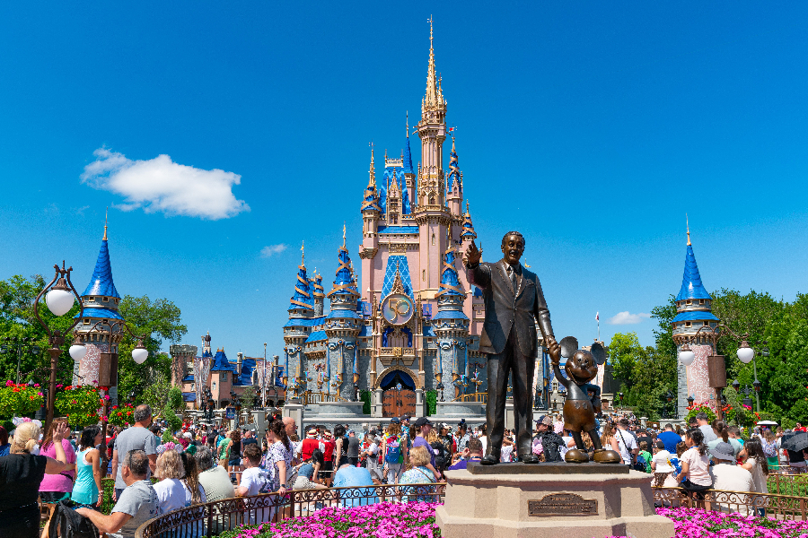 Estátuas do Walt Disney e do Mickey Mouse no Magic Kingdom, em Orlando, Flórida. Complexo Walt Disney World está em celebração pelos seus 50 anos - 03/04/2022 -