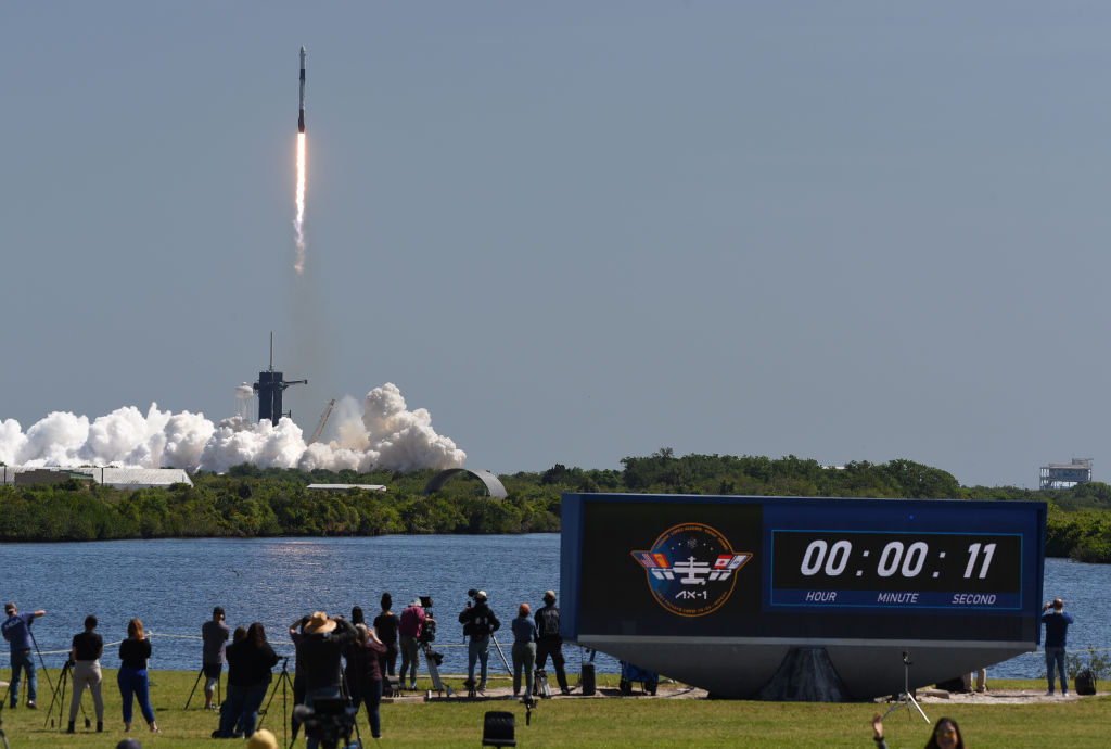Foguete SpaceX Falcon 9 com uma espaçonave Crew Dragon e quatro astronautas particulares é lançado da plataforma 39A no Centro Espacial Kennedy