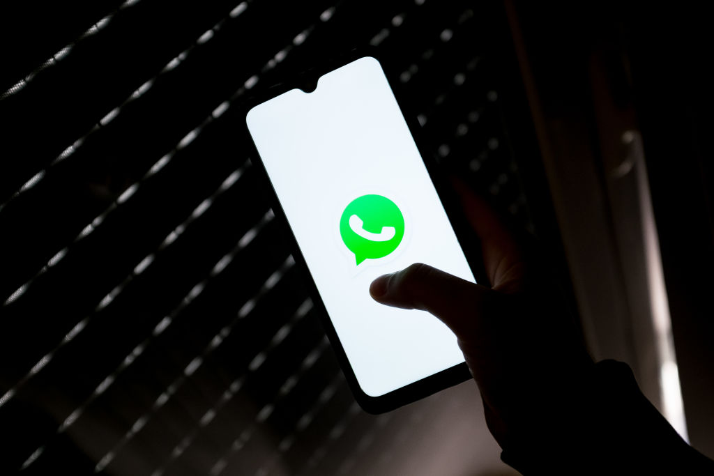 Tela de celular com logo do Whatsapp