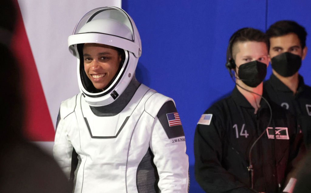 Jessica Watkins em um traje espacial