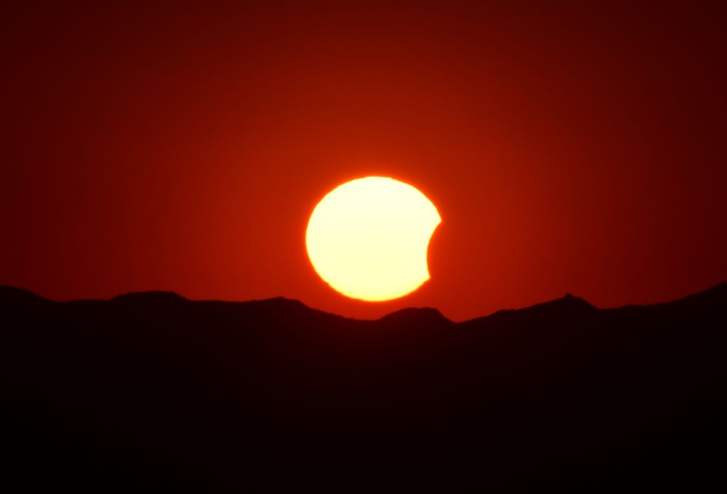 Um eclipse solar parcial visto sobre o Monte Miaofeng em 10 de junho de 2021, em Pequim, na China