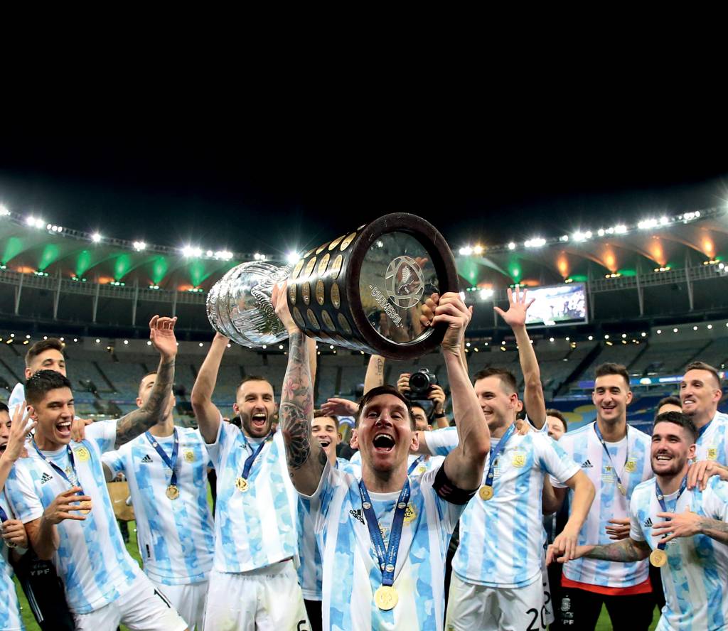 RIO DE JANEIRO, BRAZIL - JULY 10: Lionel Messi of Argentina lift the Conmebol Copa America Trophy after winning the Final of Copa America Brazil 2021 ,during the Final Match between Brazil and Argentina at Maracana Stadium on July 10, 2021 in Rio de Janeiro, Brazil. (Photo by MB Media/Getty Images)