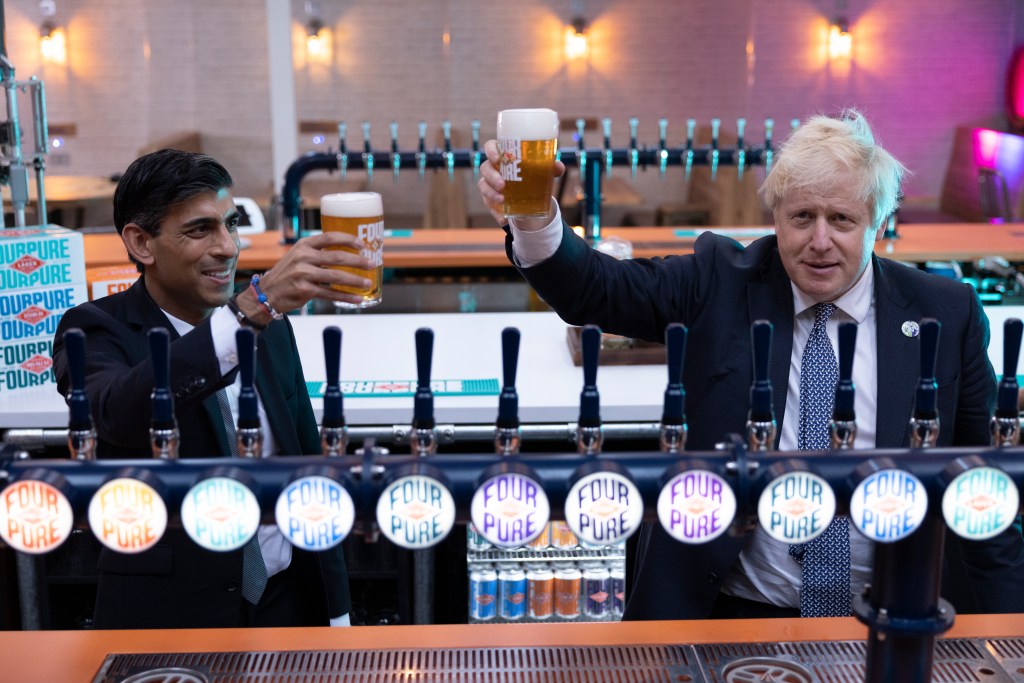 LONDON, ENGLAND - OCTOBER 27: British Prime Minister Boris Johnson and Britain's Chancellor of the Exchequer Rishi Sunak visit 'Fourpure Brewery' in Bermondsey on October 27, 2021 in London, England. Earlier in the day, Sunak presented the government's budget, and how to "deliver a stronger economy for the British people", to the House of Commons. (Photo by Dan Kitwood/Getty Images)