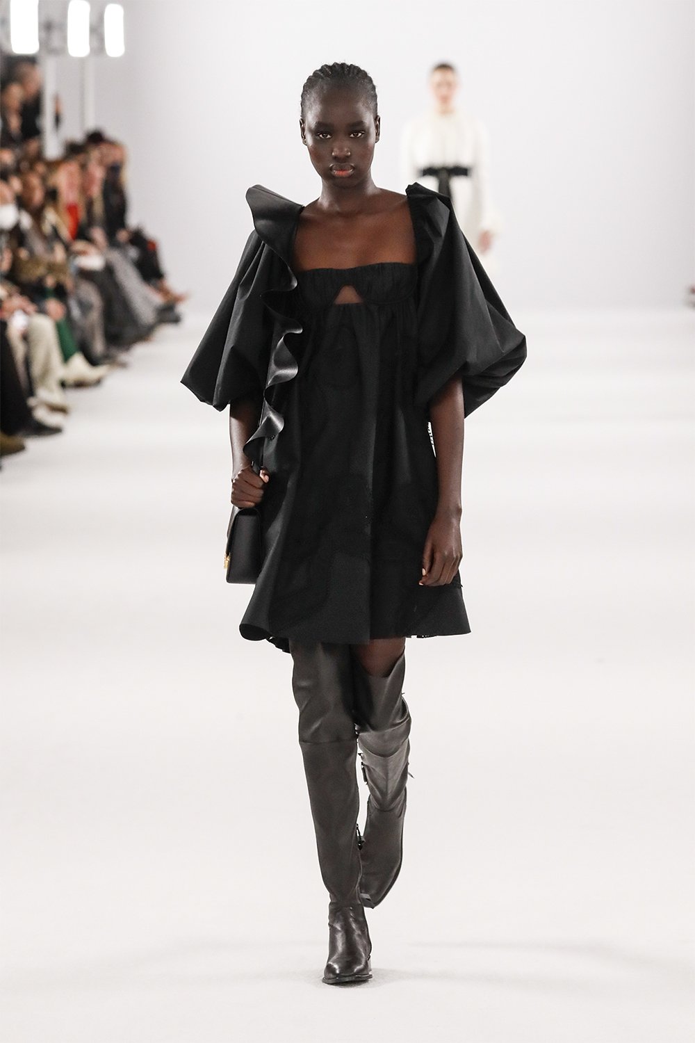 CHIQUE - Extralonga Carolina Herrera: em preto, calçado confere sofisticação ao look -