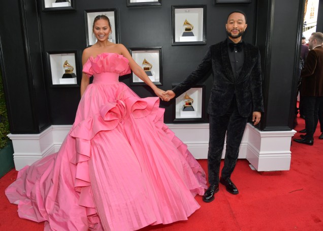 Chrissy Teigen e John Legend no Grammy 2022