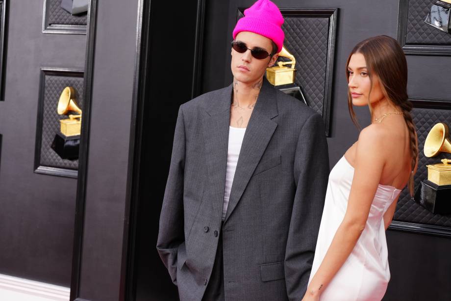 O cantor Justin Bieber e a esposa Hailey Bieber no Grammy 2022