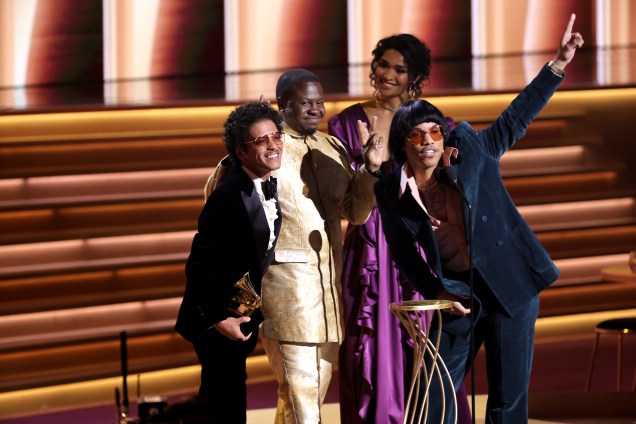 Bruno Mars, Dernst Emile II e Anderson .Paak recebem o Grammy em 2022