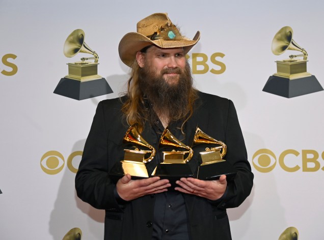 O músico country Chris Stapleton mostra os Grammys que ganhou neste domingo, 3, em Las Vegas
