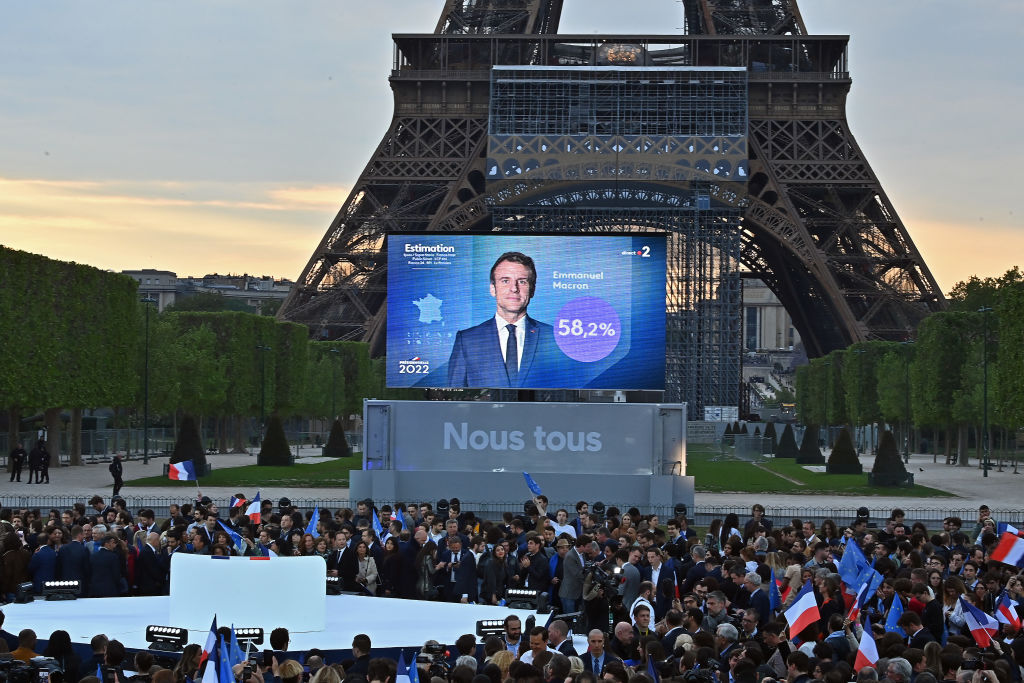 Emmanuel Macron é visto em um telão, na Torre Eiffel, em Paris