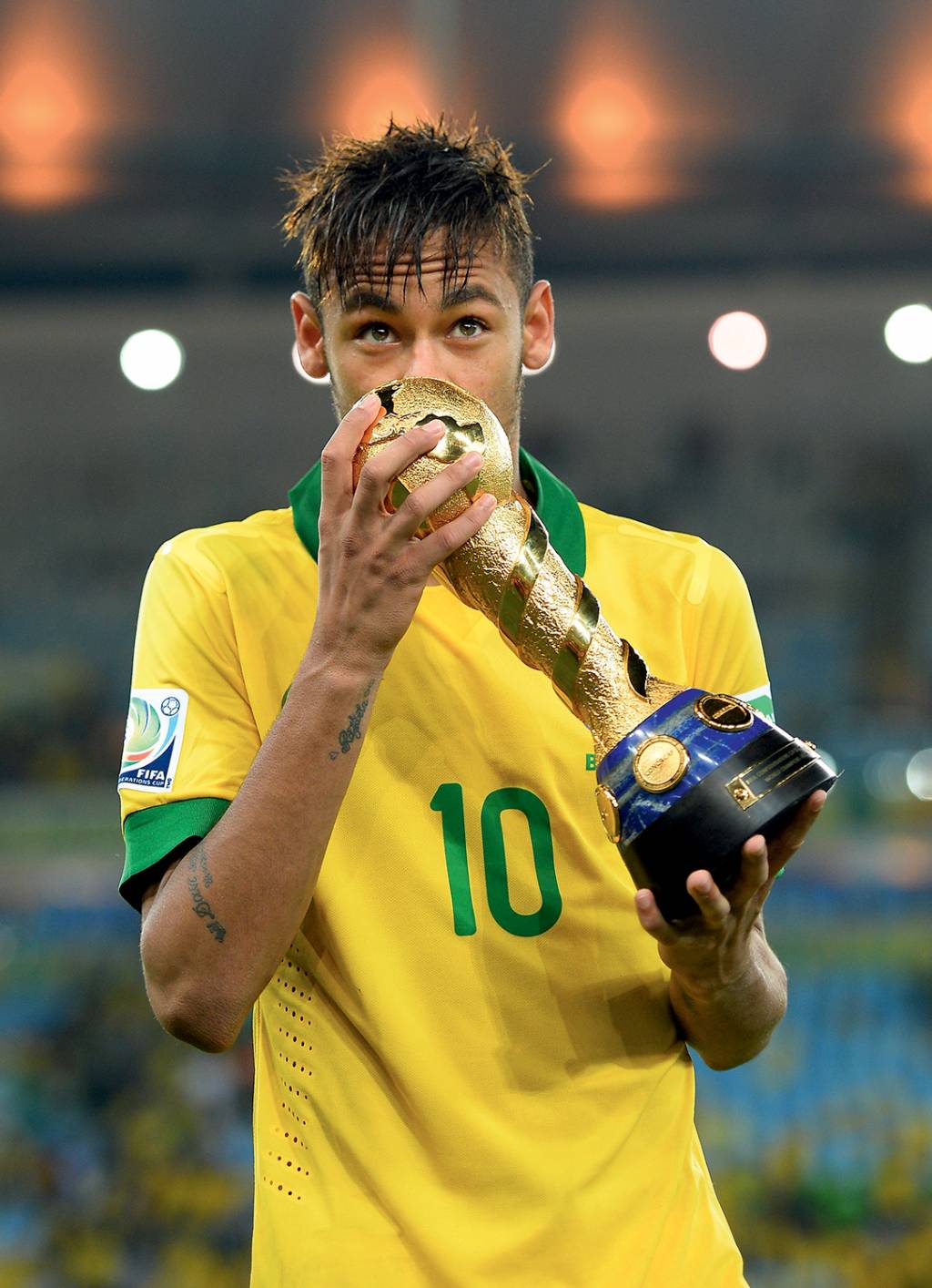 RIO DE JANEIRO, BRAZIL - JUNE 30: Neymar of Brazil kisses the FIFA Confederations Cup trophy after the FIFA Confederations Cup Brazil 2013 Final match between Brazil and Spain at Maracana on June 30, 2013 in Rio de Janeiro, Brazil. (Photo by Laurence Griffiths/Getty Images)