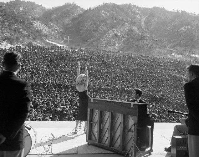Marilyn Monroe cantando para soldados na Coreia, em 1954 -