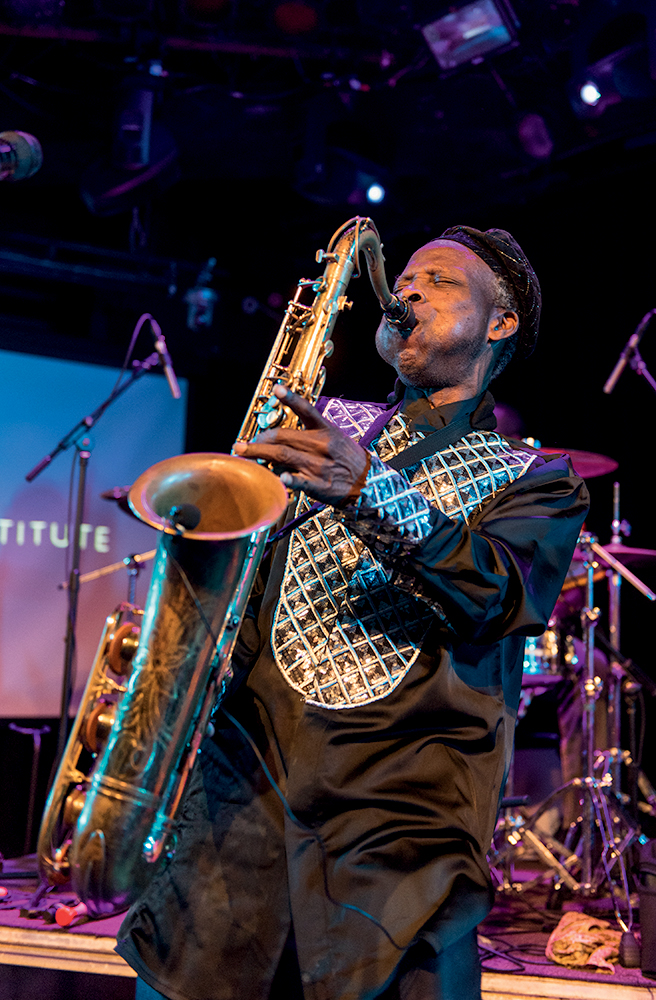 Orlando Julius & The AfroSoundz At Le Poisson Rouge SUINGUE - Orlando Julius no saxofone: atire a primeira pedra quem não saiu dançando com o nigeriano -