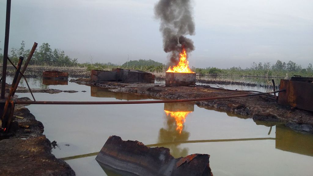 Desde o início do ano, autoridades nigerianos têm intensificado o combate a locais de refino ilegal de petróleo, situados às margens do rio Níger -