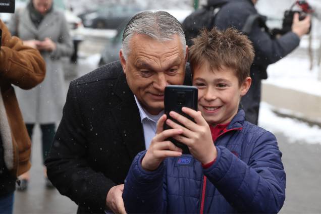 O primeiro-ministro húngaro Viktor Orban posa para uma selfie depois de votar durante as eleições -
