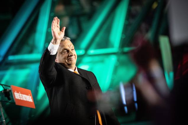 Viktor Orban acena para seus apoiadores durante o evento de seu partido -