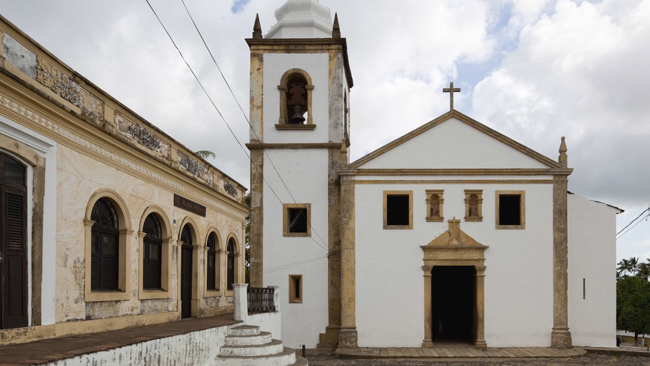 FACHADA - Igreja dos Santos Cosme e Damião, no centro histórico de Igarassu, em Pernambuco: resgate da arquitetura -
