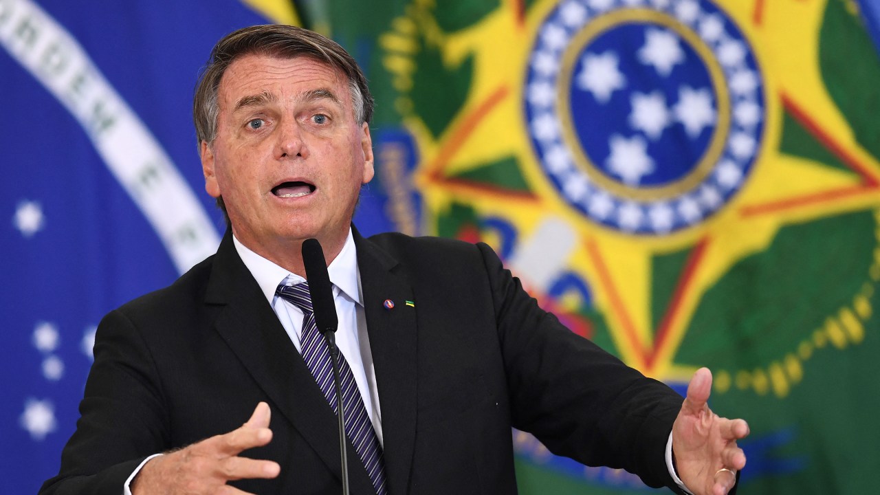 Brazilian President Jair Bolsonaro speaks during the inauguration ceremony of new ministers at the Planalto Palace in Brasilia, on March 31, 2022. - Bolsonaro on Thursday fired key ministers who will contest the October elections, including his possible running mate for defence, in a ceremony in which he praised the last military dictatorship. (Photo by EVARISTO SA / AFP)