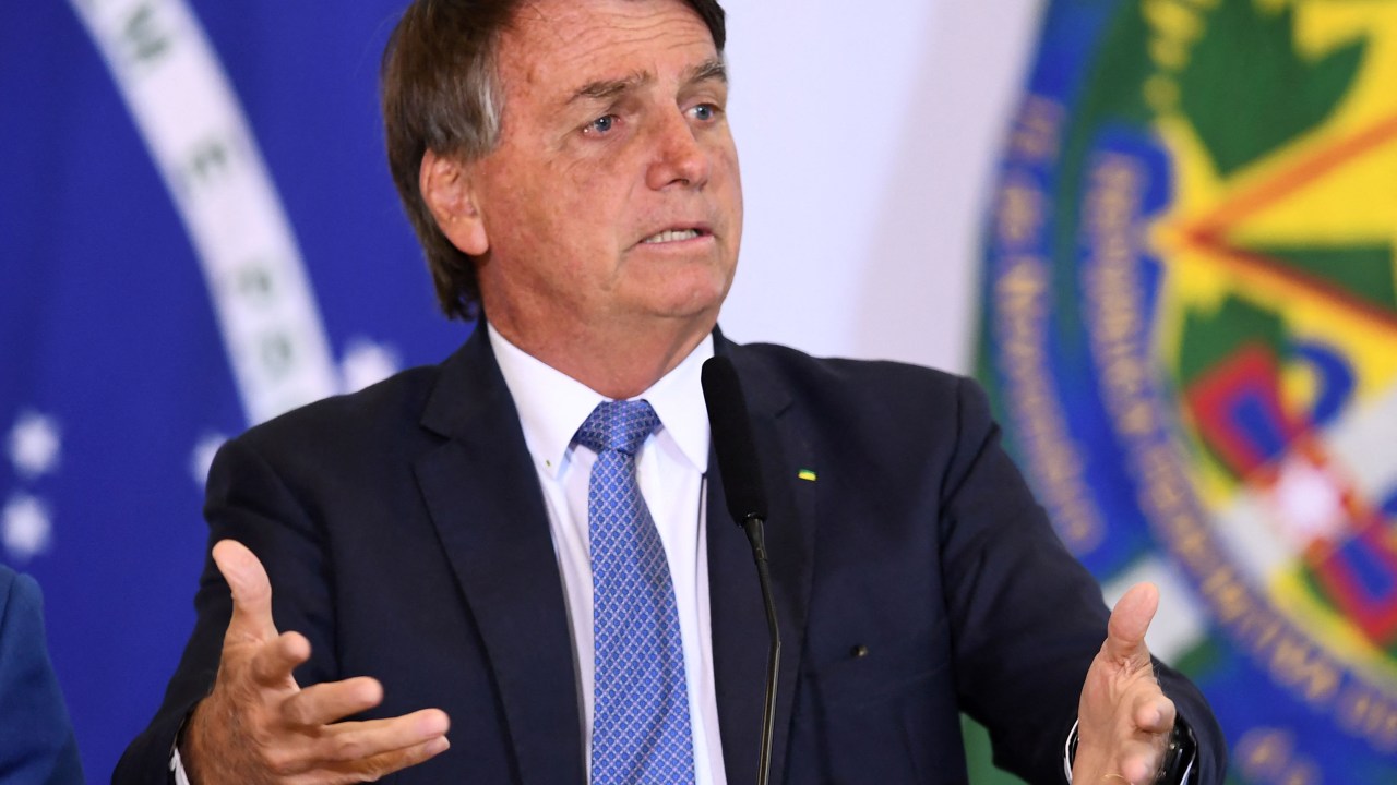 Brazilian President Jair Bolsonaro delivers a speech during the announcement of the hiring of professionals for the Doctors for Brazil Program at Planalto Palace in Brasilia, on April 18, 2022. - Brazil announced on April 17, 2022, it will "in the coming days" lift public health emergency measures in place for over two years, citing a drop in the number of deaths and infections. More than 660,000 people died of the virus in Brazil, one of the hardest-hit countries second only to the United States. (Photo by EVARISTO SA / AFP)