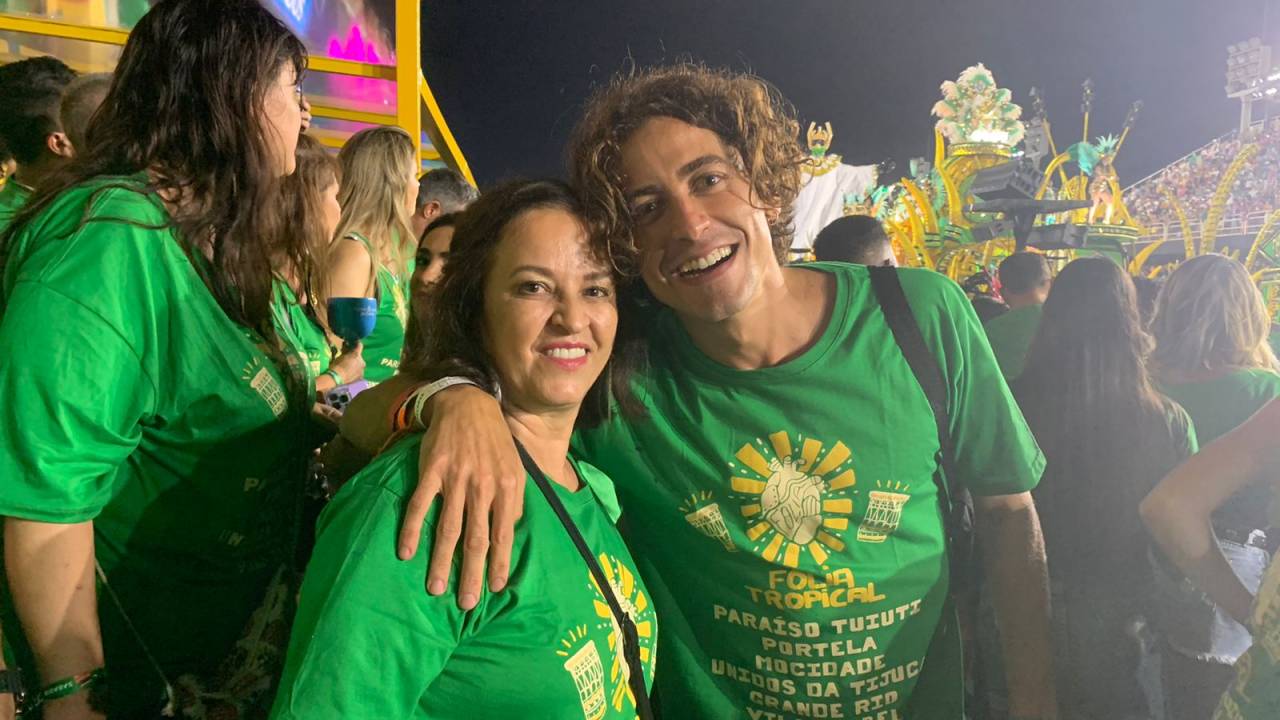 Jesuita Barbosa viu desfile acompanhado da mãe