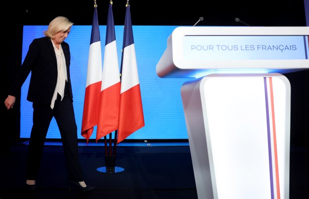 A candidata Marine Le Pen, chega para anunciar e reconhecer sua derrota no segundo turno das eleições da França, no Pavilhão d'Armenonville em Paris.