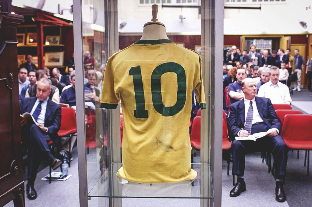 RECORDE - A 10 de Pelé: o uniforme foi vendido por 157 000 libras em 2002 -