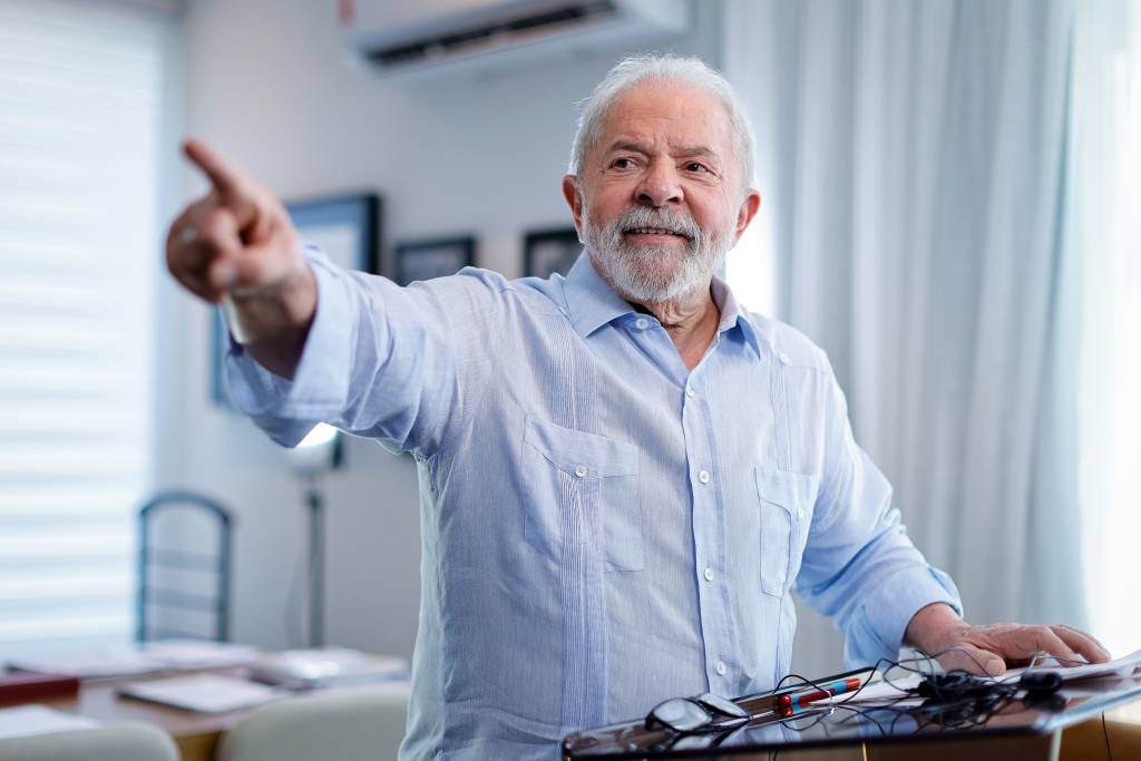 Paulo Coelho critica comunicação de Lula, depois deleta mensagem