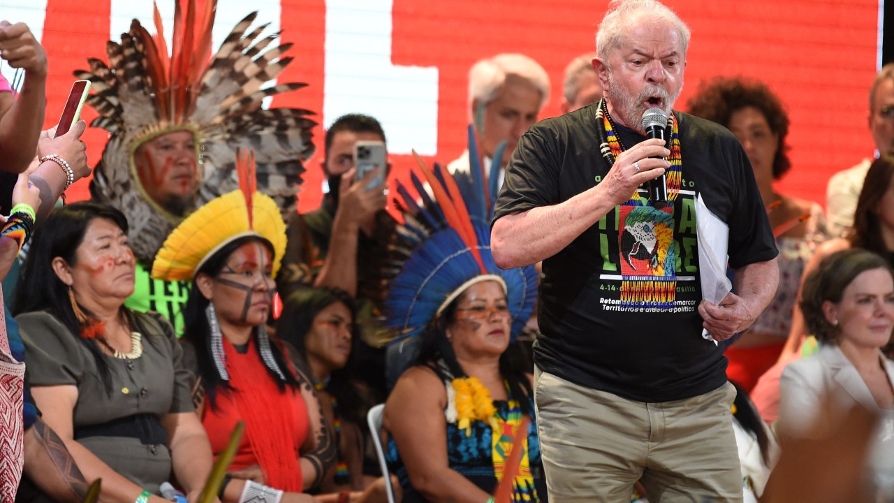 Former Brazilian President (2003-2011) and presidential candidate Luiz Inacio Lula da Silva speaks during a meeting with indigenous people at the Terra Livre Indigenous Camp in Brasilia, on April 12, 2022. (Photo by EVARISTO SA / AFP)