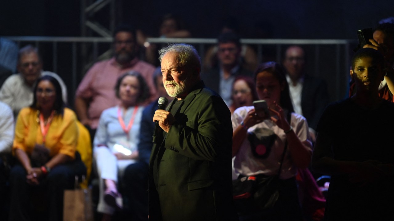 Brazilían former President (2003-2011) Luiz Inacio Lula da Silva speaks during the closing ceremony of Puebla Group meeting at the State University of Rio de Janeiro (UERJ), in Rio de Janeiro, Brazil, on March 30, 2022. (Photo by MAURO PIMENTEL / AFP)